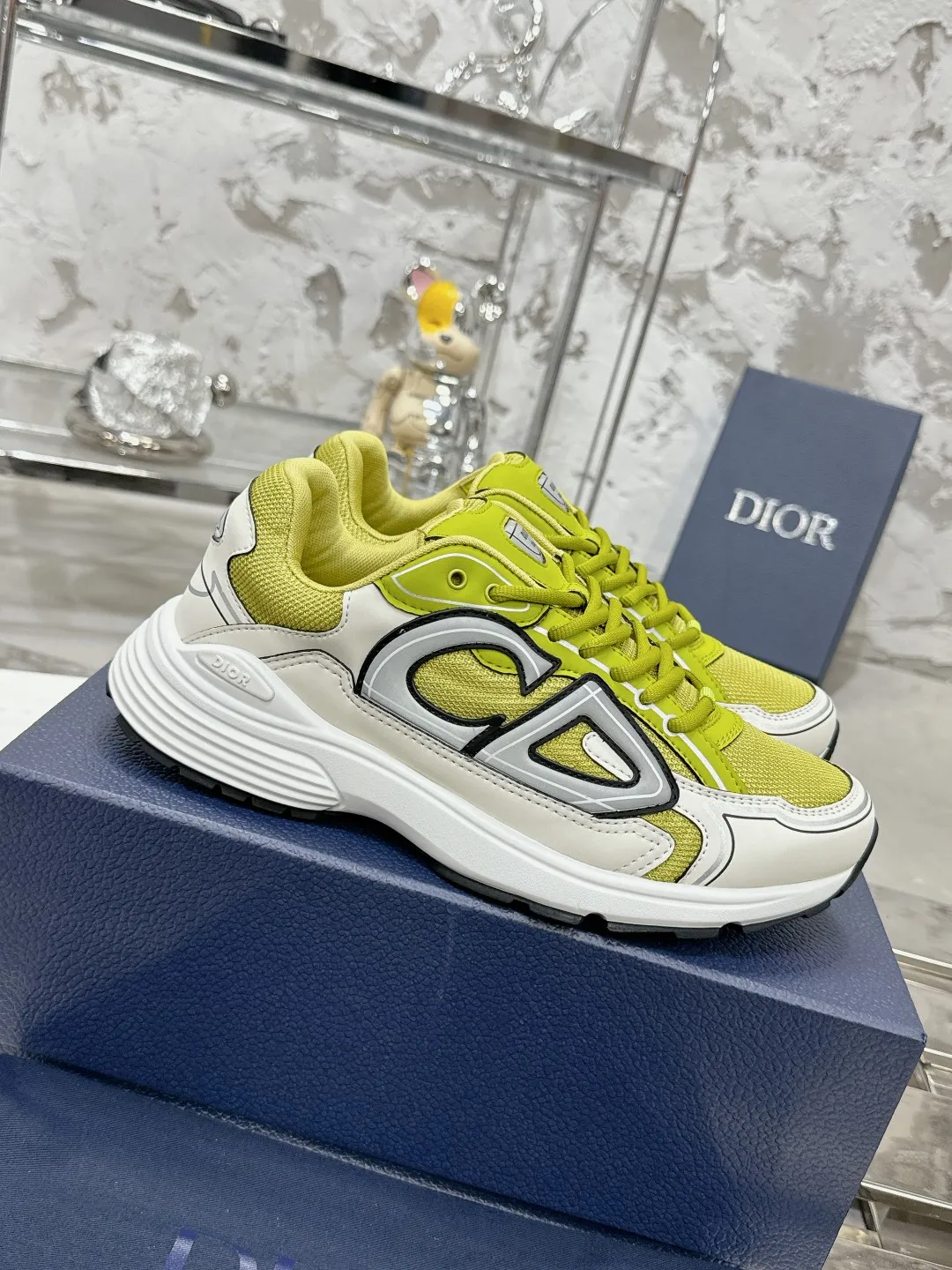 Men's men's shoes 💰600❤️❤️❤️High version Dior Dior's latest color matching B30 series reflective dad sneakers original 17380💰 purchased for development and production Brand new B30 sneakers Dad Shoes style shoes that follow the trend of the retro market The Dior logo on the tongue also indicates that this pair of shoes is the B30 model! B30 uses fine-textured leather and mesh cloth materials to form a shoe body. There are conspicuous letters CD on both sides of the shoe body to indicate identity. Many lines on the shoe body outline details to make the shoes look less monotonous and full of retro flavor. The delivery counter is exquisitely packaged🛍📦 ▪️Fabric: Original customized technical fabric + mesh ▪️Inner lining: Customized breathable lining ▪️Outsole: Original molded IP foam + TPU outsole ▪️Sole thickness: 3.5CM ▪️Size: Women’s size 35-40 / Men’s size 39-46